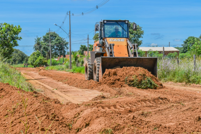 Prefeitura de Selvíria limpa ruas e recupera estradas da Véstia