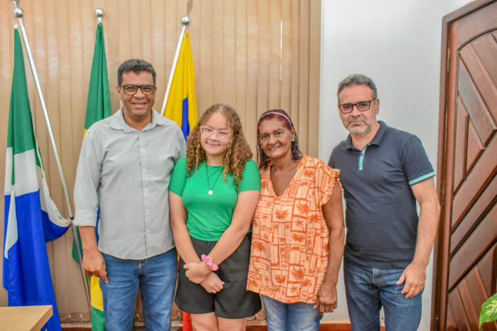 Adolescente entrega carta com sugestões ao prefeito Jaime